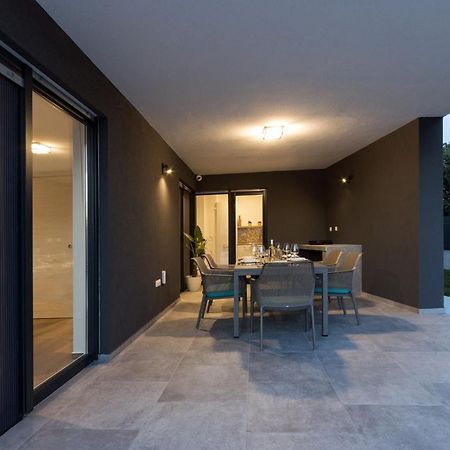 Modern 3-Bedroom Villa With A Private Pool Pula Exterior photo