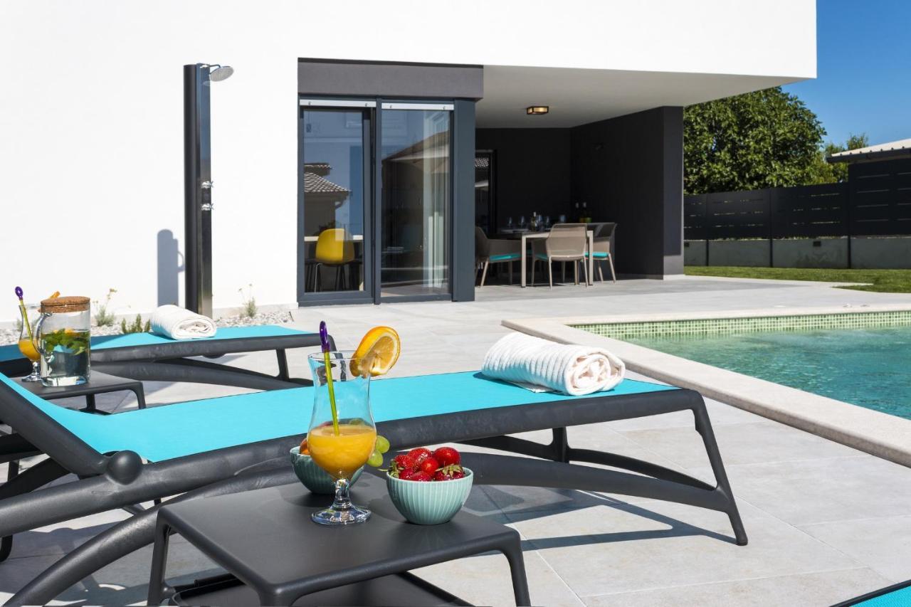 Modern 3-Bedroom Villa With A Private Pool Pula Exterior photo
